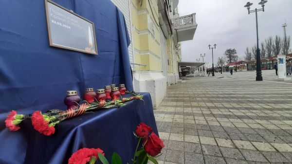 В Феодосии организован стихийный мемориал в память о жертвах теракта в Крокус Сити Холле В Феодосии организован стихийный мемориал в память о жертвах теракта в Крокус Сити Холле