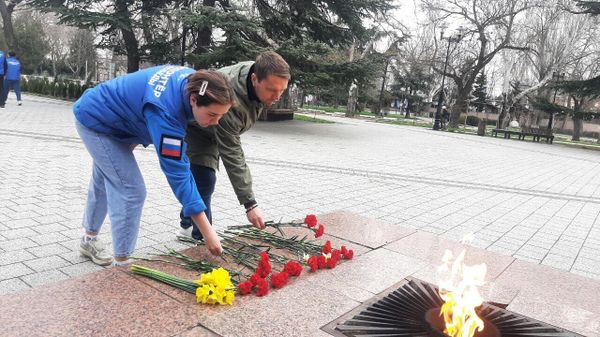 В Феодосии организован стихийный мемориал в память о жертвах теракта в Крокус Сити Холле В Феодосии организован стихийный мемориал в память о жертвах теракта в Крокус Сити Холле