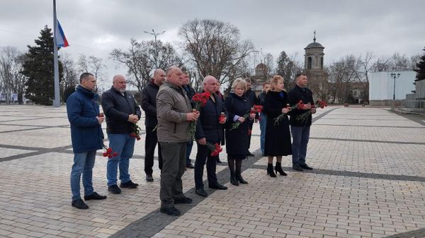В Керчи организован стихийный мемориал в память о жертвах теракта в Крокус Сити Холле В Керчи организован стихийный мемориал в память о жертвах теракта в Крокус Сити Холле