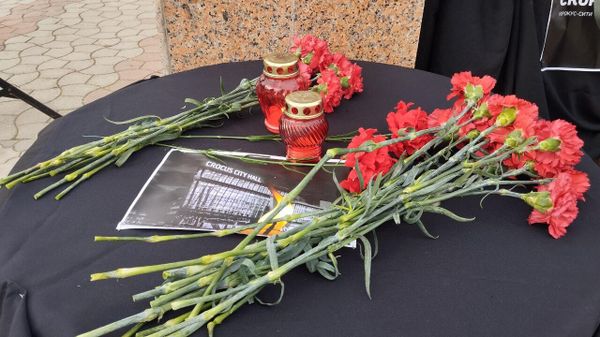 В Керчи организован стихийный мемориал в память о жертвах теракта в Крокус Сити Холле В Керчи организован стихийный мемориал в память о жертвах теракта в Крокус Сити Холле