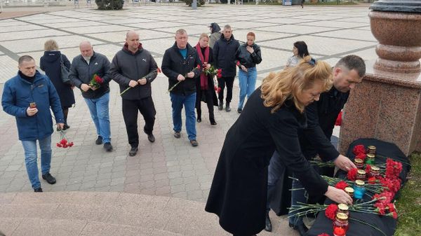 В Керчи организован стихийный мемориал в память о жертвах теракта в Крокус Сити Холле В Керчи организован стихийный мемориал в память о жертвах теракта в Крокус Сити Холле