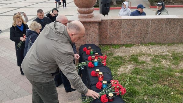 В Керчи организован стихийный мемориал в память о жертвах теракта в Крокус Сити Холле В Керчи организован стихийный мемориал в память о жертвах теракта в Крокус Сити Холле