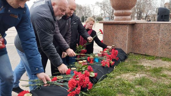В Керчи организован стихийный мемориал в память о жертвах теракта в Крокус Сити Холле В Керчи организован стихийный мемориал в память о жертвах теракта в Крокус Сити Холле