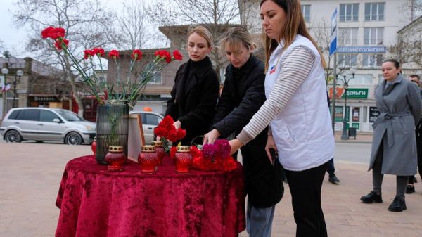 В Судаке организован стихийный мемориал в память о жертвах теракта в Крокус Сити Холле В Судаке организован стихийный мемориал в память о жертвах теракта в Крокус Сити Холле