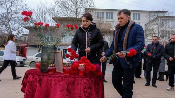 В Судаке организован стихийный мемориал в память о жертвах теракта в Крокус Сити Холле В Судаке организован стихийный мемориал в память о жертвах теракта в Крокус Сити Холле