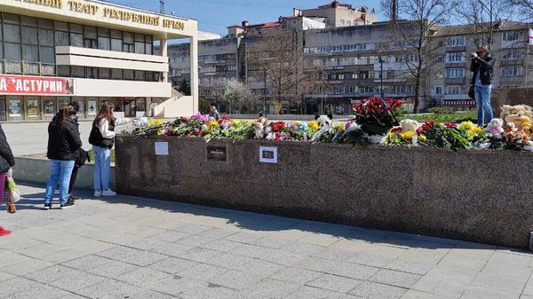 В Симферополе организован стихийный мемориал в память о жертвах теракта в Крокус Сити Холле В Симферополе организован стихийный мемориал в память о жертвах теракта в Крокус Сити Холле