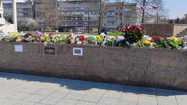 В Симферополе организован стихийный мемориал в память о жертвах теракта в Крокус Сити Холле В Симферополе организован стихийный мемориал в память о жертвах теракта в Крокус Сити Холле