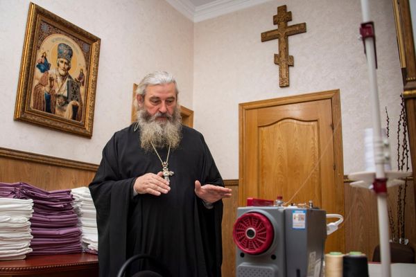 Батюшка волонтер