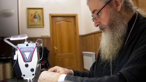 Батюшка волонтер Батюшка волонтер