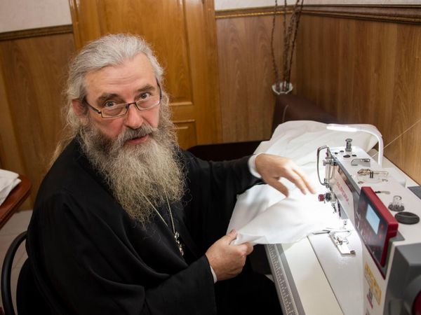 Батюшка волонтер