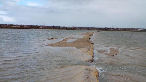Переливом воды между озерами Ярылгач и Джарылгач через автомобильную дорогу. 