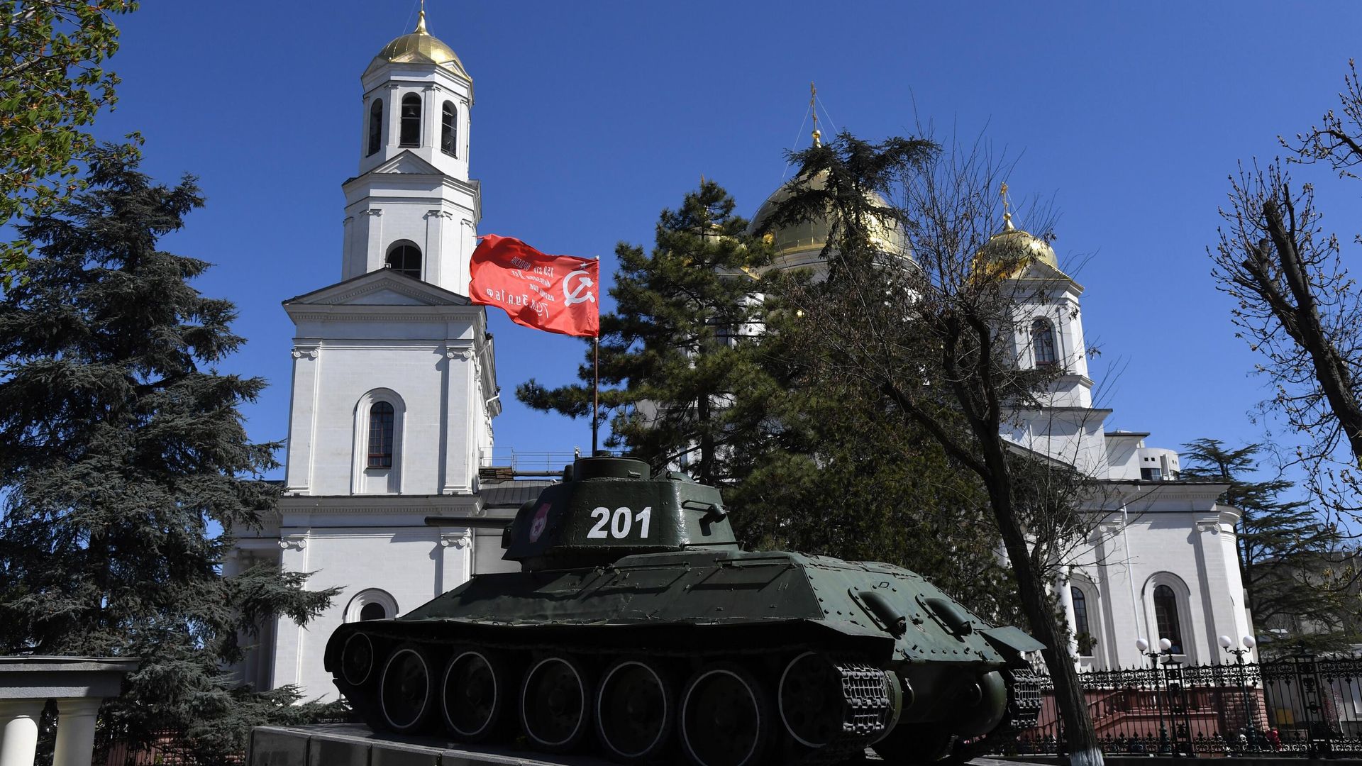 Танк ОТ-34 - памятник освободителям Симферополя в сквере Победы у Александро-Невского собора. - РИА Новости, 1920, 13.04.2024