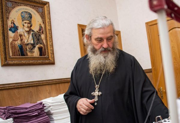 Батюшка волонтер