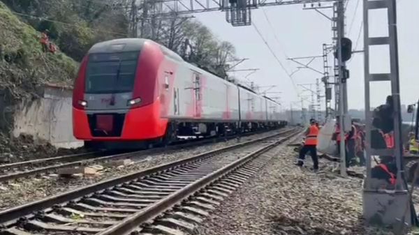 Восстановлено движение на участке железной дороги возле Сочи после схода грунта