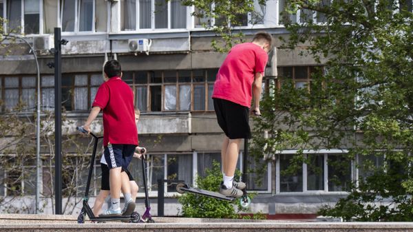 Дети на самокате