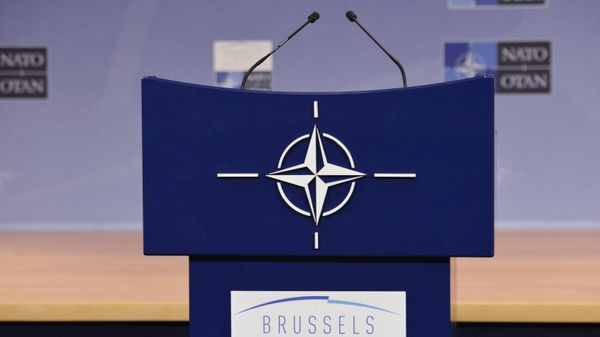 Трибуна в зале для пресс-конференций штаб-квартиры НАТО