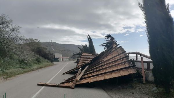 В Крыму шторм размыл трассу Алушта – Судак