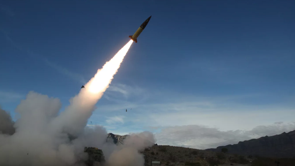 Запуск американской ракеты ATACMS Запуск американской ракеты ATACMS