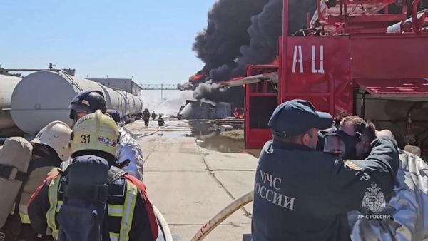 В Омске горят железнодорожные цистерны с нефтепродуктами 