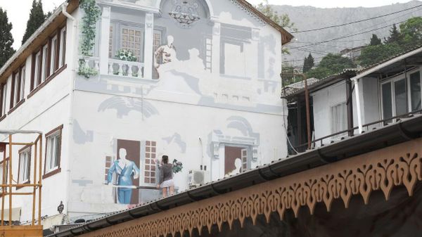 Художники расписывают исторический центр Алупки Художники расписывают исторический центр Алупки