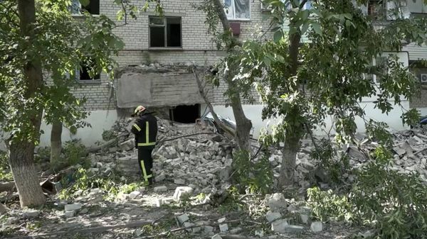 Последствия обстрела со стороны ВСУ многоэтажки в Токмаке 