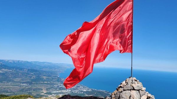 В преддверии 9 мая сотрудники МЧС Крыма вместе со спасателями Алуштинского отряда КРЫМ – СПАС и представителями РОССОЮЗСПАС установили флаг Победы на вершине горы Куш – Кая