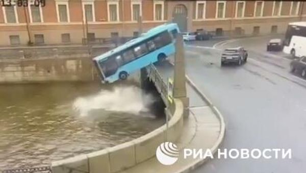 Автобус с 20 пассажирами упал с моста в реку Мойка в Петербурге