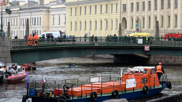 Пассажирский автобус упал с моста в реку в Санкт-Петербурге