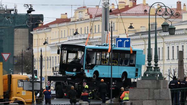 Пассажирский автобус упал с моста в реку в Санкт-Петербурге