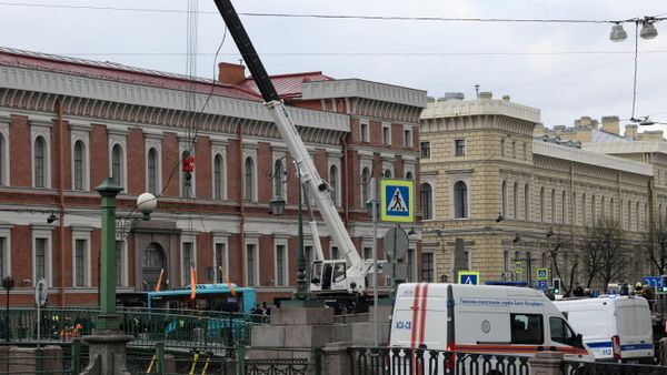 Пассажирский автобус упал с моста в реку в Санкт-Петербурге