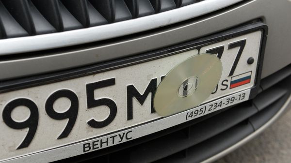 Автомобиль с закрытым номером в зоне платной парковки