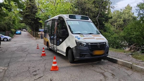 В Ялте городской автобус врезался в остановку общественного транспорта