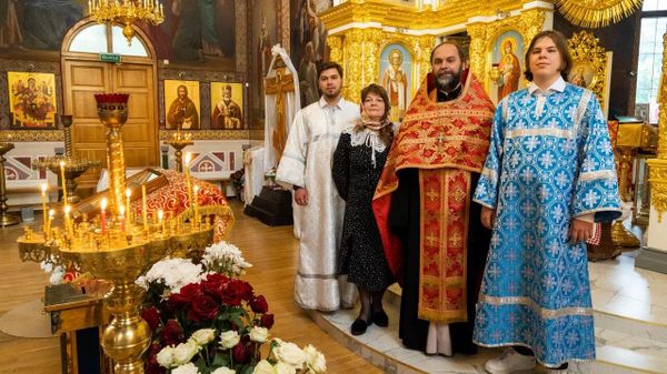 Константин, Наталья, Иоанн и Александр Шимон в построенном храме священномученика Вениамина на Москольце в Симферополе