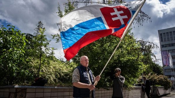 Мужчина с флагом Словакии