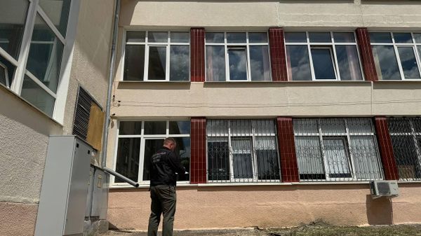 Следком сообщил подробности о ЧП с выпавшим из окна школы ребенком в Симферополе Следком сообщил подробности о ЧП с выпавшим из окна школы ребенком в Симферополе