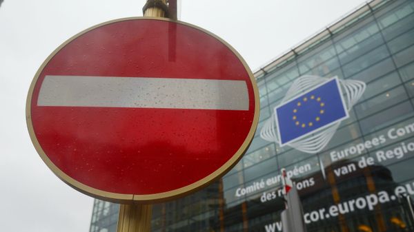 Логотип Евросоюза на здании штаб-квартиры Европейского парламента в Брюсселе