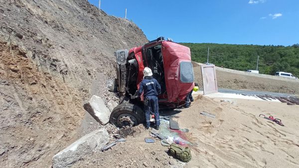 Под Алуштой КамАЗ слетел с дороги и перевернулся