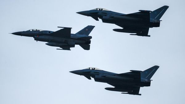Истребители F16 военно-воздушных сил Польши
