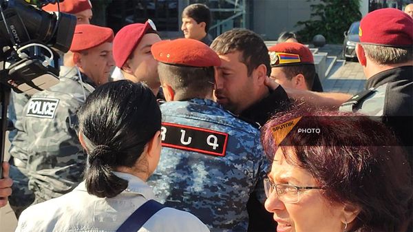 Полиция задерживает участников акции неповиновения на перекрестке проспекта Тигран Мец и улицы Ханжяна (27 мая 2024). Еревaн