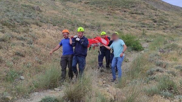 Девушка сорвалась с крутого склона в районе поселка Орджоникидзе в Крыму