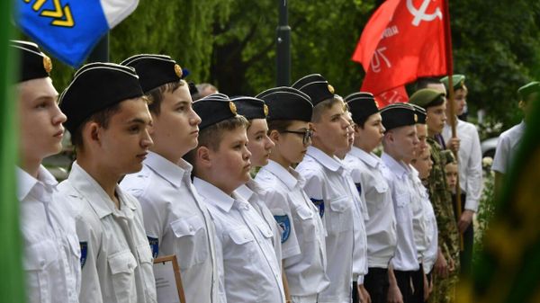 Учащиеся школ и воспитанники военно-патриотического клуба Варяг Учащиеся школ и воспитанники военно-патриотического клуба Варяг
