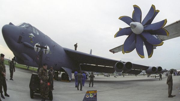 Стратегический американский бомбардировщик B-52