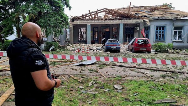 Омбудсмен Херсонской области Сергей Георгиев на месте обстрела ВСУ