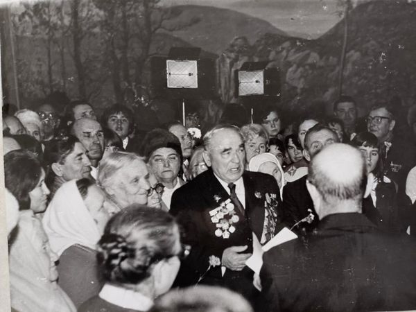 М.И. Чуб проводит первую экскурсию в музее Ичкинского партизанского отряда