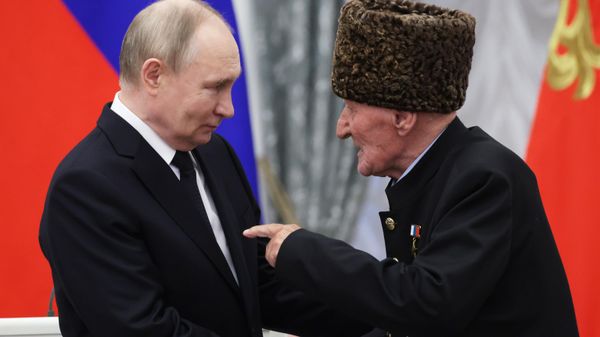 Президент РФ Владимир Путин и участник Великой Отечественной войны Ибрагим-Паша Султанович Садыков