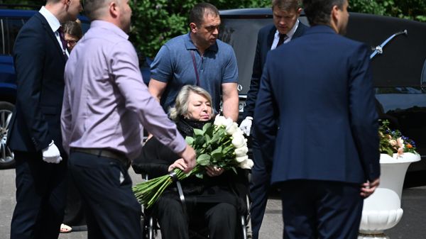 Заслуженный тренер СССР и России по фигурному катанию Татьяна Тарасова на церемонии прощания с заслуженной артисткой РФ Анастасией Заворотнюк