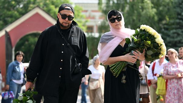 Певица Лолита Милявская и дизайнер Игорь Гуляев на церемонии прощания с заслуженной артисткой РФ Анастасией Заворотнюк