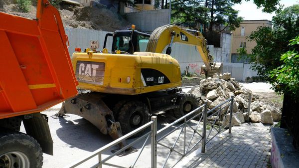 В Ялте ремонтируют дорогу после обрушения подпорной стены