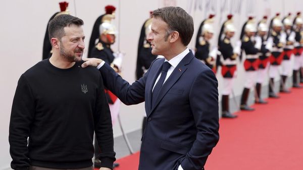Президент Франции Эммануэль Макрон с Владимиром Зеленским