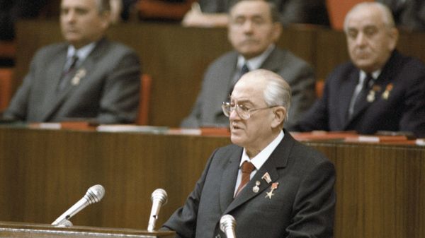 Генеральный секретарь ЦК КПСС Юрий Андропов выступает с докладом на торжественном заседании ЦК КПСС, ВС СССР и ВС РСФСР, посвященном 60-летию образования СССР.